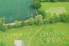 Ένα τεράστιο ανδρικό μόριο υποδέχθηκε τον Τραμπ στη Βρετανία (φωτο)