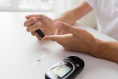 Έχετε διαβήτη; Κάθε πότε και γιατί πρέπει να μετράτε το σάκχαρο σας (επίπεδα γλυκόζης)\;