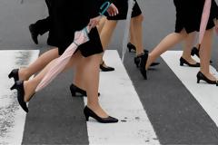 Οι Γιαπωνέζες «βγάζουν» τα ψηλοτάκουνα από τους χώρους εργασίας