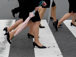 Φωτογραφία για Οι Γιαπωνέζες «βγάζουν» τα ψηλοτάκουνα από τους χώρους εργασίας
