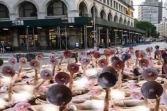 Διαμαρτυρία στη Facebook: Μοντέλα πόζαραν γυμνά έξω από τα γραφεία στη Νέα Υόρκη