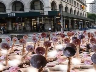 Φωτογραφία για Διαμαρτυρία στη Facebook: Μοντέλα πόζαραν γυμνά έξω από τα γραφεία στη Νέα Υόρκη