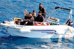 ΦΩΤΟΓΡΑΦΙΑ: Πατέρες της Ι. Μ. Ξενοφώντος πηγαίνουν για ψάρεμα