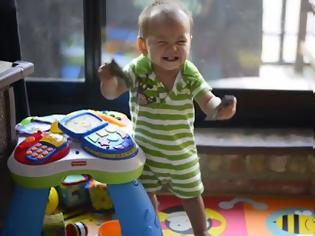 Φωτογραφία για Οι απίθανες αντιδράσεις μωρών όταν γυρνάει ο μπαμπάκας στο σπίτι (Video)