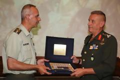 ΥΠΟΔΟΧΗ IV ΤΑΞΗΣ ΤΗΣ ΣΤΡΑΤΙΩΤΙΚΗΣ ΣΧΟΛΗΣ ΕΥΕΛΠΙΔΩΝ ΣΤΗΝ ΕΔΡΑ ΤΗΣ 1ης ΣΤΡΑΤΙΑΣ/EU-OHQ