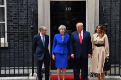 Η προεδρική απρέπεια, η χρυσή... τουαλέτα και το σεξιστικό δώρο της Μέι στη Μελάνια