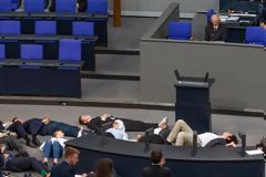 Ακτιβιστές για το κλίμα διέκοψαν την ομιλία του Σόιμπλε στην Bundestag και έπεσαν... «νεκροί» στο πάτωμα