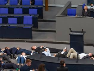 Φωτογραφία για Ακτιβιστές για το κλίμα διέκοψαν την ομιλία του Σόιμπλε στην Bundestag και έπεσαν... «νεκροί» στο πάτωμα