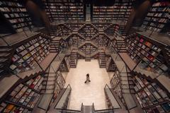 Ένα σχεδόν εξωπραγματικό βιβλιοπωλείο με έμπνευση από τον Έσερ