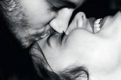 ΣΧΕΣΕΙΣ: Να ζητάς έναν άνθρωπο να σε αγαπάει και να σε κάνει να γελάς