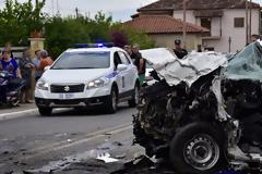 Εικόνες-σοκ: Φονική σύγκρουση αγροτικού με φορτηγό - Ένας νεκρός