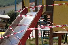 ΠΑΛΑΙΡΟΣ: Επικίνδυνη τσουλήθρα για τα παιδιά σε παιδική χαρά