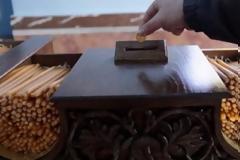 Κολύμπια : Σήκωσαν το παγκάρι αλλά τους έπιασε η κάμερα