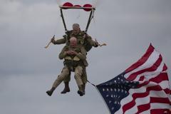 Βετεράνος, πήδηξε με αλεξίπτωτο στα 97 του για να τιμήσει την D-Day