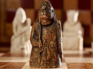 Φωτογραφία για Πολύτιμο μεσαιωνικό πιόνι από σκάκι που ήταν... ξεχασμένο για 200 χρόνια σε συρτάρι