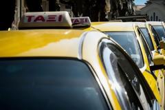 Συνελήφθη οδηγός ταξί που έκλεβε τους πελάτες του με πέντε διαφορετικούς τρόπους