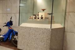 Μυθικός οδηγός πάρκαρε το μηχανάκι του μέσα στον σταθμό του μετρό Πανεπιστήμιο