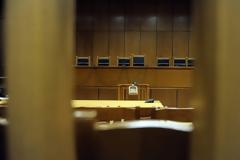 Κακουργήματα θα μετατρέπονται σε πλημμελήματα και θα «ξεπλένονται» υποθέσεις που έχουν χαρακτηριστεί σκάνδαλα