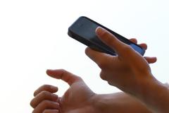 Βρήκε ερωτικό μήνυμα στο κινητό της γυναίκας του και την κούρεψε