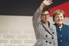 Ανεγκρέτ Κραμπ Κάρενμπάουερ: Οι Γερμανοί γυρνούν την πλάτη στην εκλεκτή της Μέρκελ