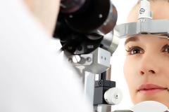 Όραση: Πόσο ανησυχητικά είναι τα μυγάκια και οι ξαφνικές λάμψεις