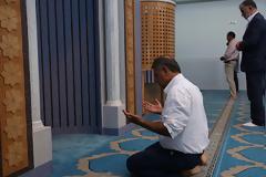 Mουσουλμάνοι προσευχήθηκαν για πρώτη φορά μέσα στο τέμενος της Αθήνας (pics)