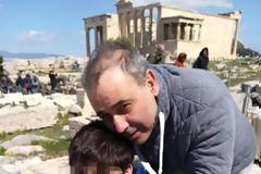 «Ευχαριστώ όσους πήραν στα χέρια το παιδί μου για να δει την Ακρόπολη»