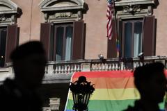 Η κυβέρνηση Τραμπ δεν θέλει φέτος την σημαία με το ουράνιο τόξο στις πρεσβείες των ΗΠΑ