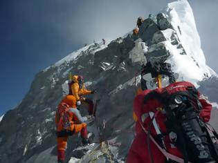 Φωτογραφία για Έβερεστ: Περισυνέλεξαν 11 τόνους σκουπιδιών ...και άλλες τέσσερις σορούς ορειβατών