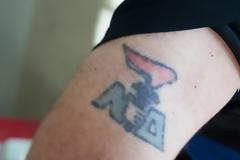 Ροδίτης έκανε τατουάζ… τον πυρσό της Νέας Δημοκρατίας (εικόνα)