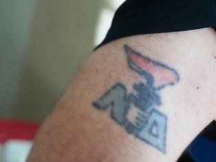 Φωτογραφία για Ροδίτης έκανε τατουάζ… τον πυρσό της Νέας Δημοκρατίας (εικόνα)