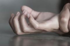 Καταγγελία σοκ από νεαρή κοπέλα - Άνδρας την έδεσε και τη βίασε με μπουκάλι