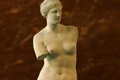 Να τι κρατούσε η Αφροδίτη της Μήλου