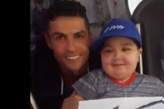 Υπόκλιση σε Κριστιάνο: Σταμάτησε το πούλμαν και φωτογραφήθηκε με 11χρονο με ανίατη ασθένεια