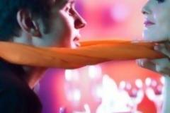 7 ΚΙΝΗΣΕΙΣ που κάνουν οι γυναίκες όταν θέλουν έναν άντρα!