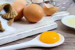Αυγό: Πόσες θερμίδες έχει ο κρόκος και πόσες το ασπράδι
