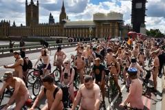 Χιλιάδες ολόγυμνοι ποδηλάτες πλημμύρισαν τους δρόμους του Λονδίνου