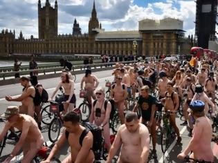 Φωτογραφία για Χιλιάδες ολόγυμνοι ποδηλάτες πλημμύρισαν τους δρόμους του Λονδίνου