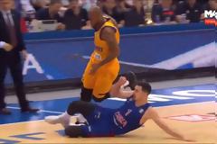 Απίστευτο...τάκλιν από τον Ντε Κολό!