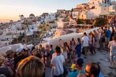 Economist: Η Σαντορίνη το αγαπημένο νησί του Instagram - Πώς οι τουρίστες ενοχλούν τους κατοίκους
