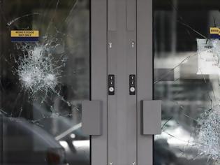Φωτογραφία για Ο «Ρουβίκωνας» πίσω από την επίθεση με βαριοπούλες σε τράπεζα