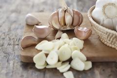 Σκόρδο ωμό ή μαγειρεμένο; Τι αλλάζει για την υγεία μας