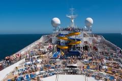 Ελληνική κρουαζιέρα: «Βρέχει λεφτά και εμείς κρατάμε ομπρέλα!»