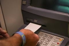 Έπαθε ηλεκτροπληξία ενώ έκανε ανάληψη σε ΑΤΜ!