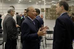 Ο Έλληνας μεγιστάνας που αγοράζει νεκρές επιχειρήσεις και τις «ανασταίνει»