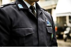 Σακάτεψαν στο ξύλο αστυνομικό επειδή… τους την έσπασε