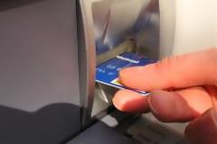 Χρεώσεις «τουριστών» θα πληρώνουν οι Έλληνες στα ΑΤΜ από τον Ιούλιο