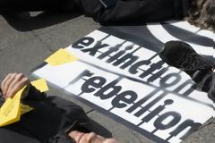 Γερμανία: Οικολόγοι ακτιβιστές αλυσοδέθηκαν στην καγκελαρία