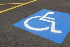 Πάρκαρε σε θέση ΑΜΕΑ και ζητάει αποζημίωση 70.000 ευρώ για παραβίαση προσωπικών δεδομένων από τη γυναίκα που τον κατήγγειλε στο Facebook