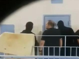 Φωτογραφία για Κρατούμενοι των φυλακών Κορυδαλλού κατέγραψαν με κινητό επιχείρηση αστυνομικών σε κελιά